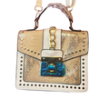 Cartera top handle textura serpiente con tachas Bvlg