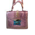 Cartera top handle textura serpiente con tachas - Rosa Bvlg