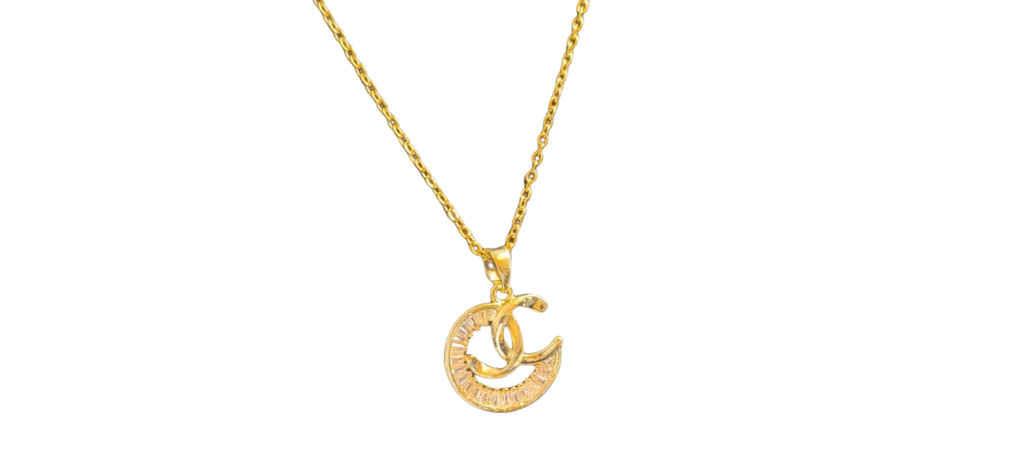 Collar Dorado Elegancia CC – Edición Clásica con Brillantes