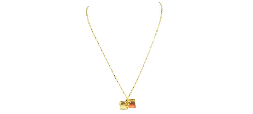 Collar Minimalista con Dije Metálico Dorado – Acero Inoxidable Antialérgico