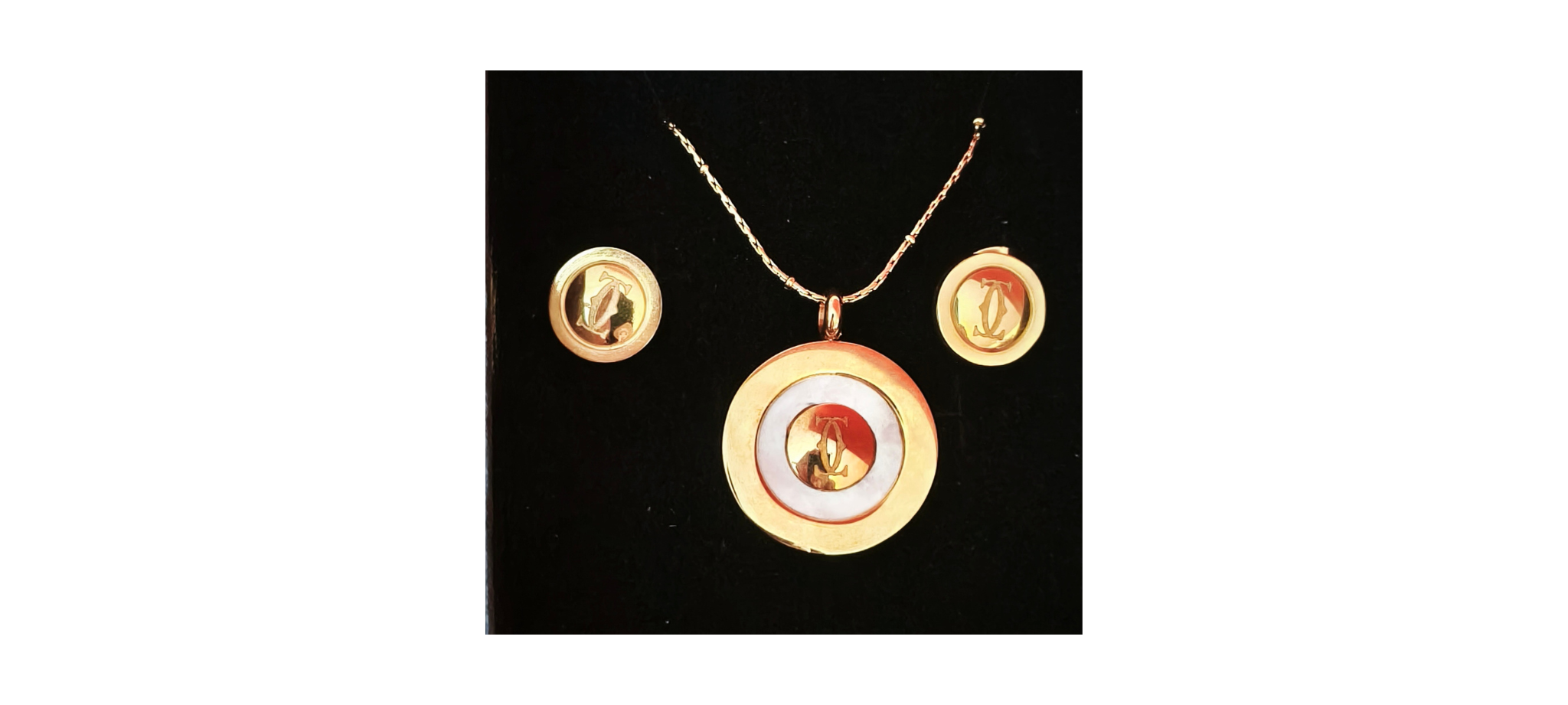 Set Collar y Aros Redondos con Detalle Central Grabado ✨🔶