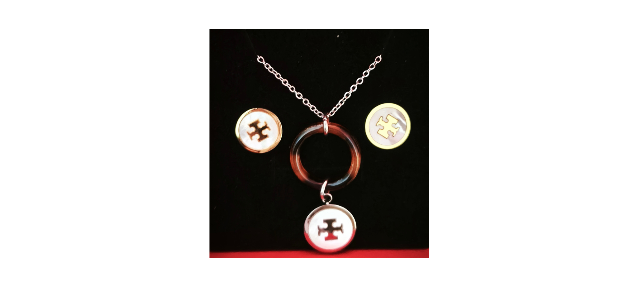 Set Collar y Aros Redondos con Emblema Minimalista ✨⚜️